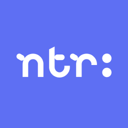 NTR logo: kleine letters met een dubbele punt aan het einde.